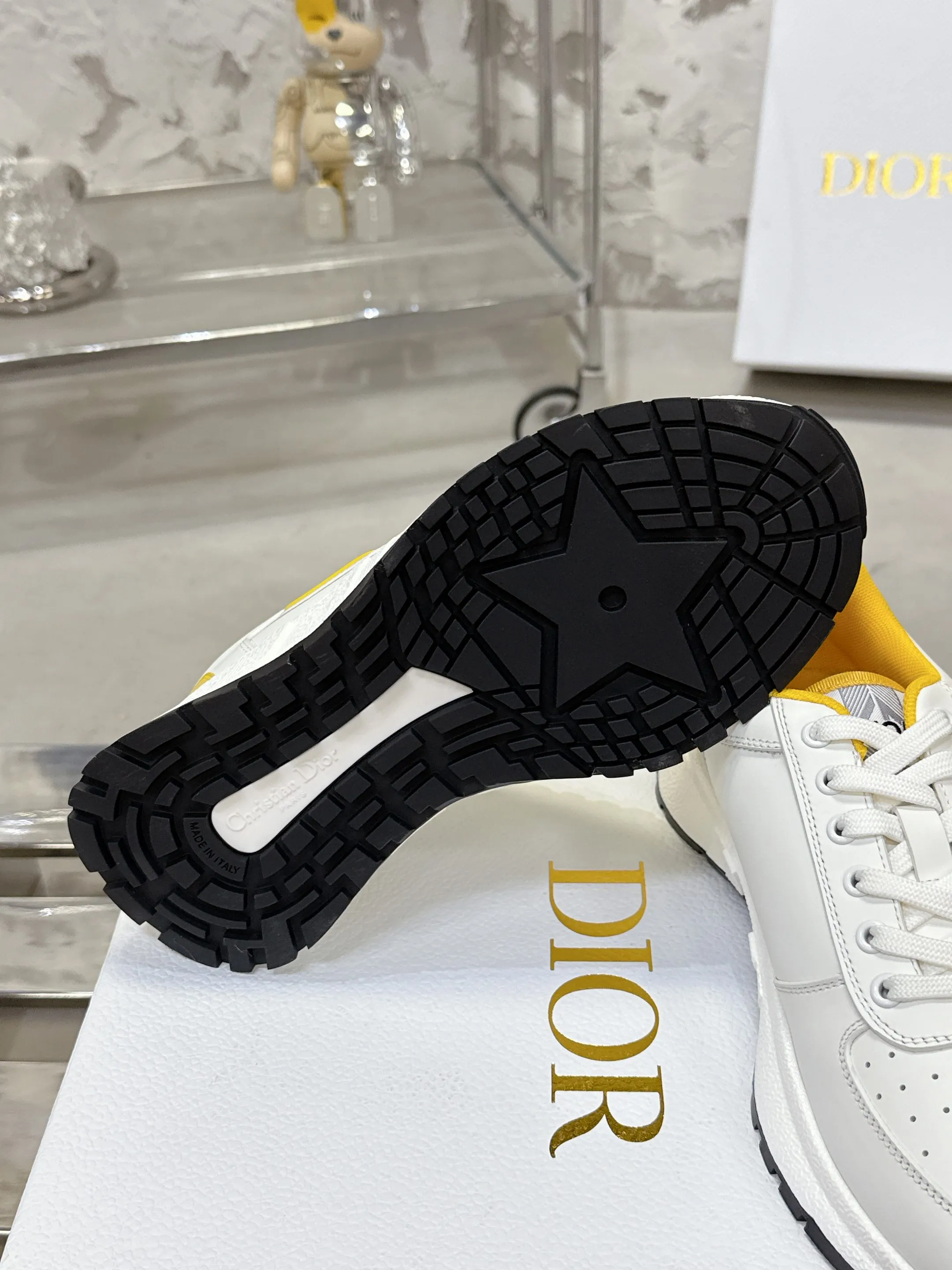 Factory price 680💰 Top version! ! ! Dior Dior's latest Run'n'Dior series, couple's thick-soled casual sneakers, originally purchased, developed and manufactured. This Run'n'Dior reinterprets sports style with an elegant and fashionable shape. The upper is crafted from white mesh fabric and features the Christian Dior Paris signature on the laces and heel. The exquisite two-color sole is light and soft, which can add a high-end temperament to all kinds of casual looks. Exquisite packaging at the delivery counter 🛍📦 ▪️Fabric: Original customized imported first-layer cowhide ▪️Inner lining: Imported original lining ▪️Sole: Original molded non-slip TPU material ▪️Size: Women's 35-41 / Men's 39-46 (Female 40 41 / Men's 38.45.46 customized)